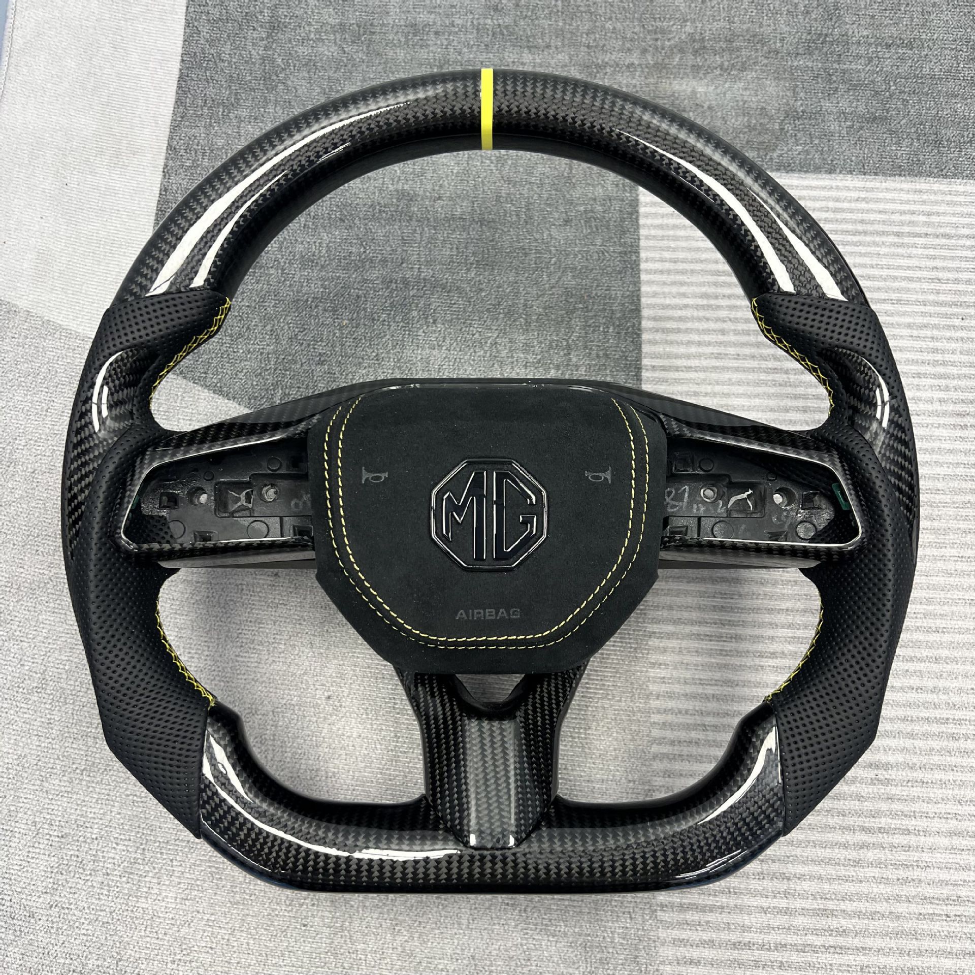 Custom Carbon Fiber Steering Wheel from the Source Manufacturer, Suitable for Modification and Processing of Roewe Mg Car Steering Wheels