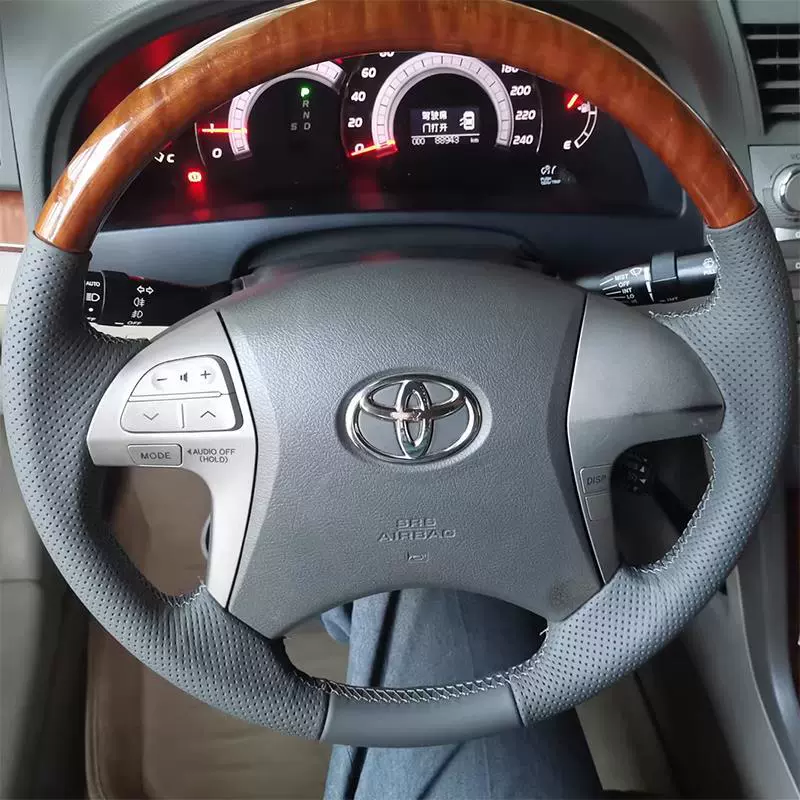 06-08-11 Toyota Camry шестого поколения — кожаный чехол на руль, специальная оплётка, пошив в комплекте (полупакет)