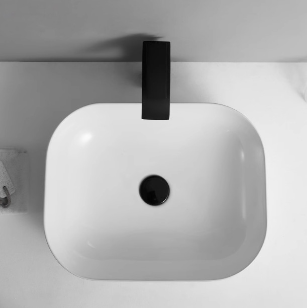 Cerámica de pequeño tamaño en la mesa en el balcón lavabo lavabo único lavabo lavabo cuadrado lavabo casero