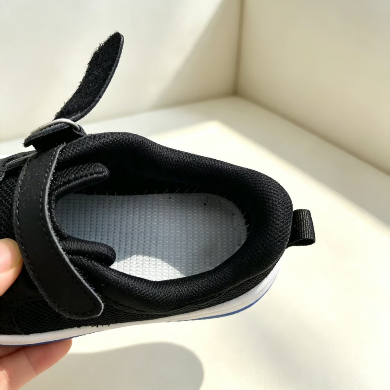 Zapatos deportivos para niños 2026 otoño nuevo botón giratorio ventilado para niños zapatos de carreras chicas zapatos de baloncesto de moda versátiles