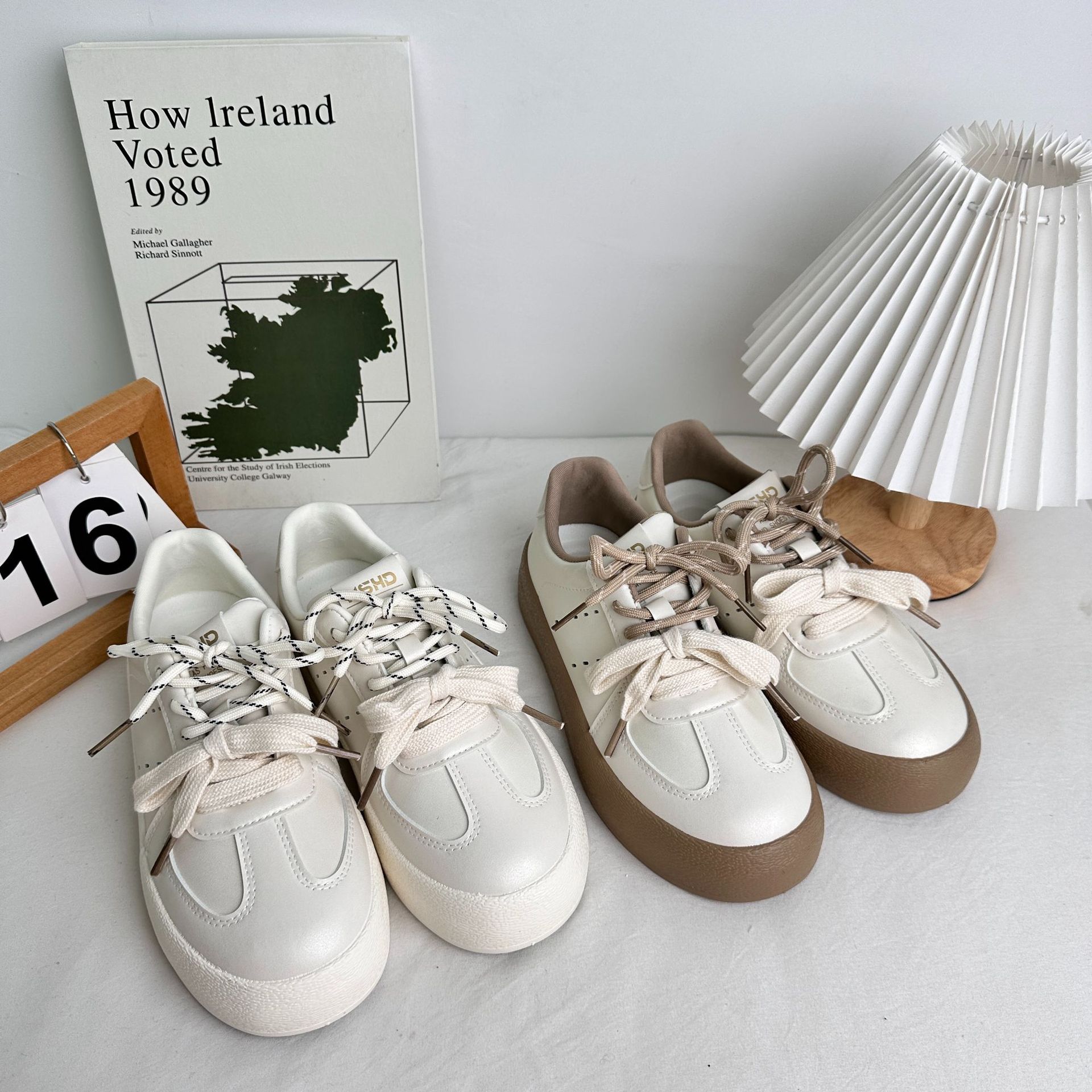 6620 plantillas de látex/zapatos blancos de suela gruesa zapatos de mujer transpirables 2025 nuevas zapatillas de deporte zapatos casuales de cuero sentido del diseño image 1
