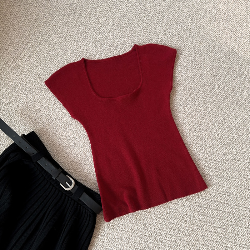 Retro Red Square Neck Knitwear for Women, Sweet and Spicy Flying Sleeves, Right Shoulder Elegant Top, Light and Slim Slimming Look T-Shirt