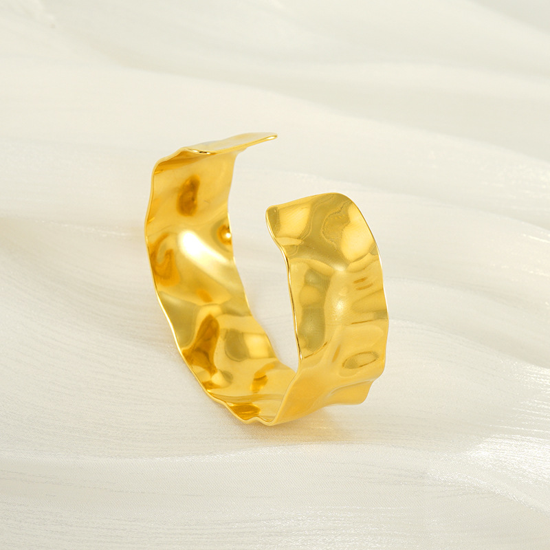 Europa y los Estados Unidos lujosos INS estilo de moda sensación de diseño pulsera de oro 18 quilates exagerado golpeado patrón C abertura pulsera de acero inoxidable
