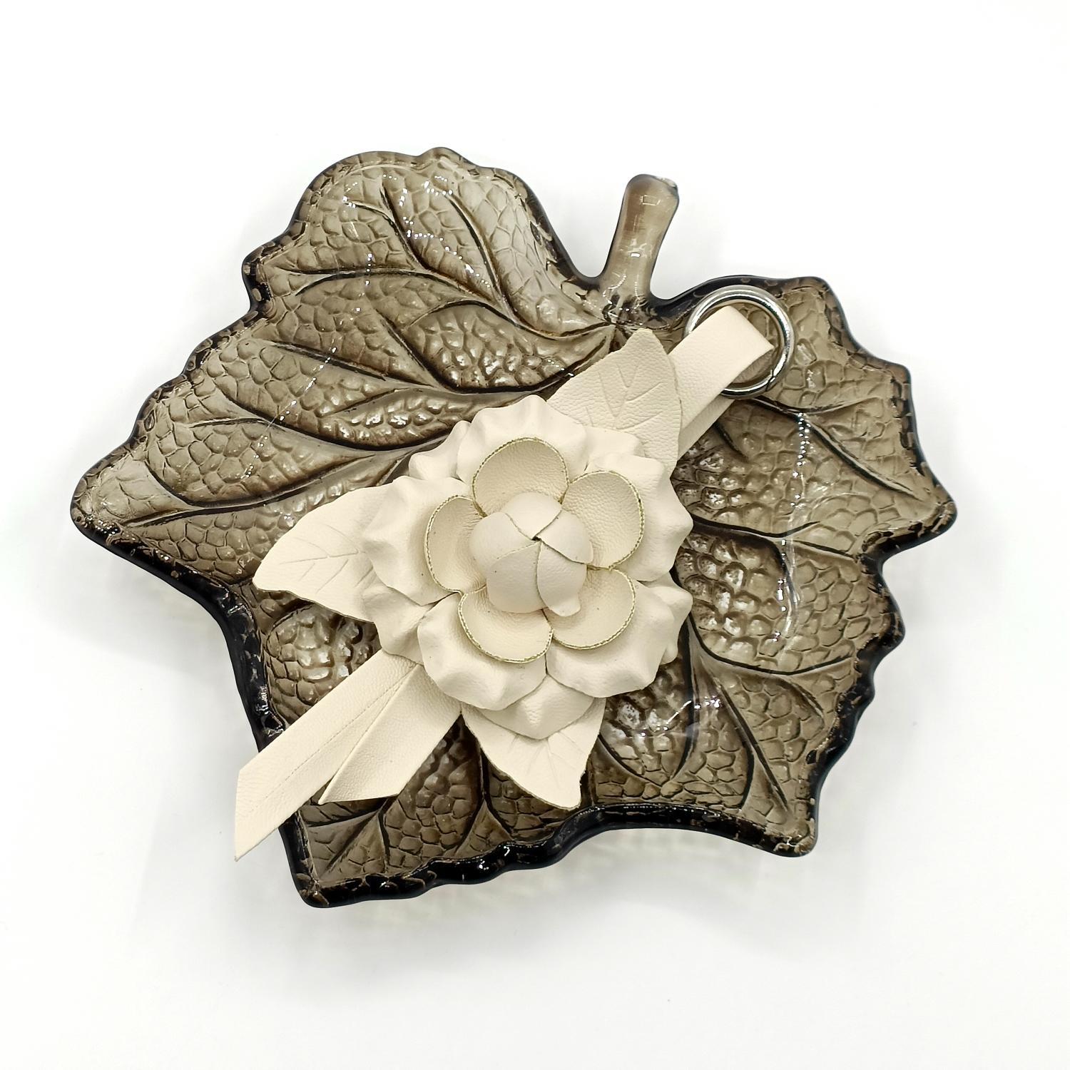 KC250303-8.5x17.5五瓣皮花钥匙扣-IMG20