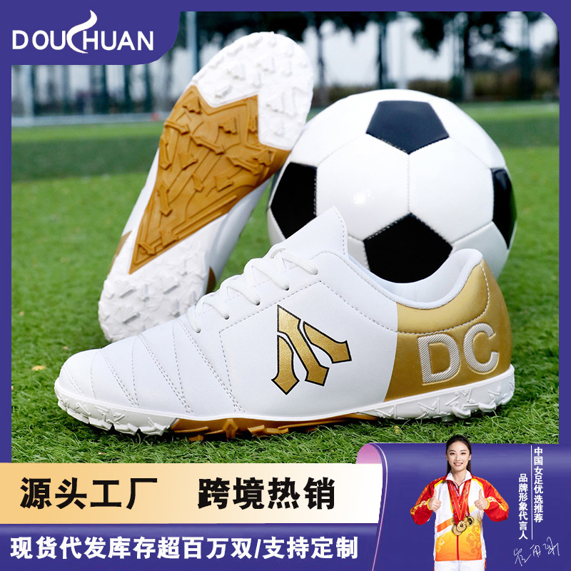 Nuevos zapatos de fútbol transfronterizos de la Copa del Mundo AG de clavos largos de entrenamiento de entrenamiento de estudiantes de competencia baja para hombres TF zapatos de fútbol deportivos de clavos