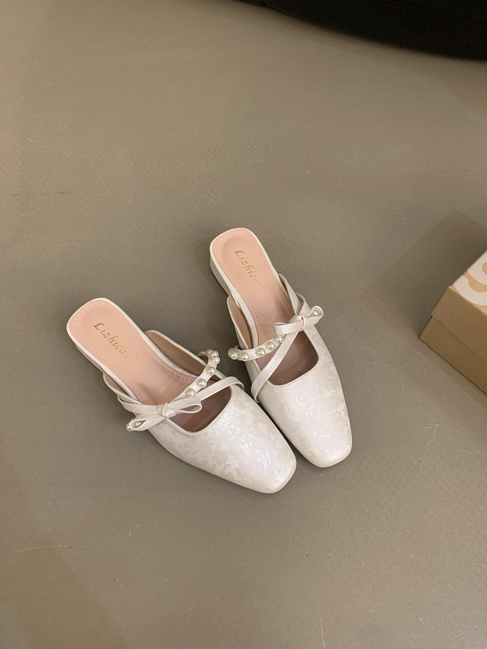 2025 New Summer Women's Closed-Toe Sandals Fashionable Versatile Daily Commute High-End Half Slippers Square Toe_vogvips.com