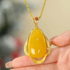 新款水滴仿玛瑙吊坠项链冰黄蜜蜡复古锁骨链高端气质优雅吊坠单坠