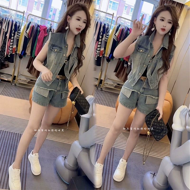 Модный популярный женский комплект лето 2025, новый европейский стиль, прочный стильный джинсовый жилет + утягивающие шорты