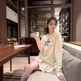 现货D家2025秋冬款胸前星星刺绣字母logo水钻羊毛套头连帽毛衣女