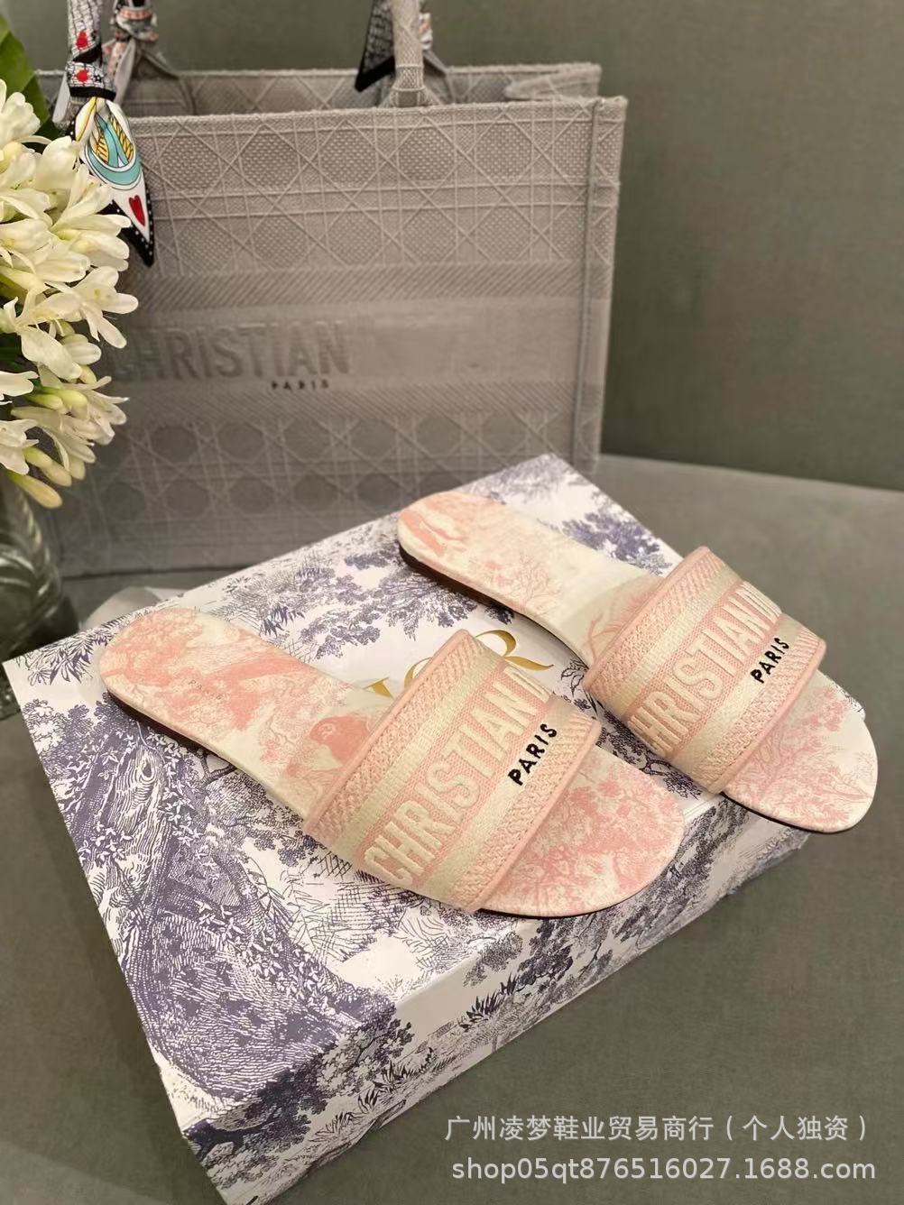 Zapatillas bordadas de marca D para mujer, ropa de verano al aire libre, sandalias deslizantes con correa de playa de cuero genuino informales de tacón grueso plano de moda para mujer.