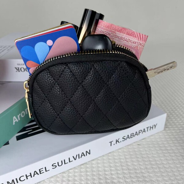 Capacious wallet with zipper