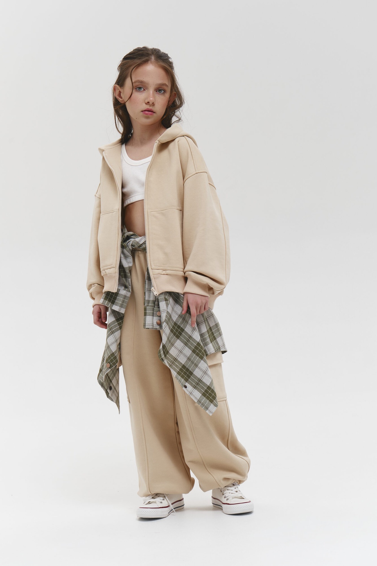 Barnjacka med huva och dragkedja i enfärgad casual stil_voghion.com
