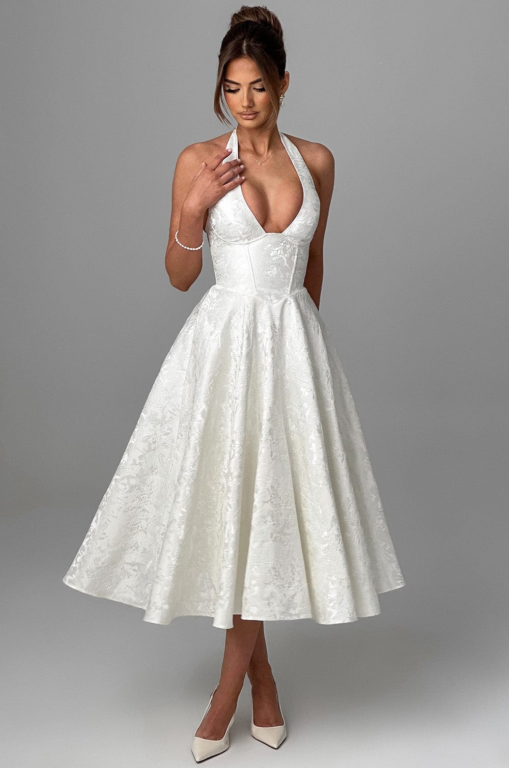 Vestido de noite elegante com decote em v e alças halter_voghion.com