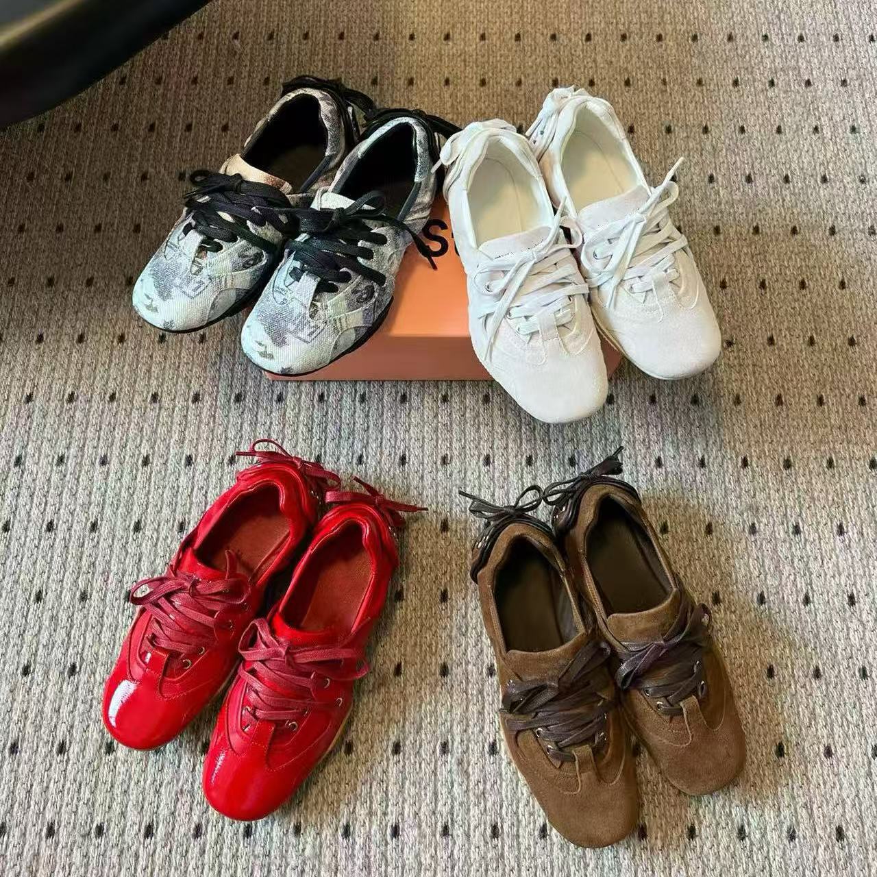25명의 새로운 스타와 같은 스타일의 틈새 육군 훈련 신발, 다용도 레이스업 스퀘어 토 캐주얼 슈즈, 플랫 데님 포레스트 검프 트렌디 슈즈