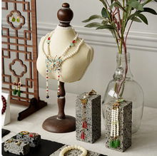 �������չʾ�ܻ������h�ܺ�ɫ���ҽ�ָ���ռ{����бP���յ���