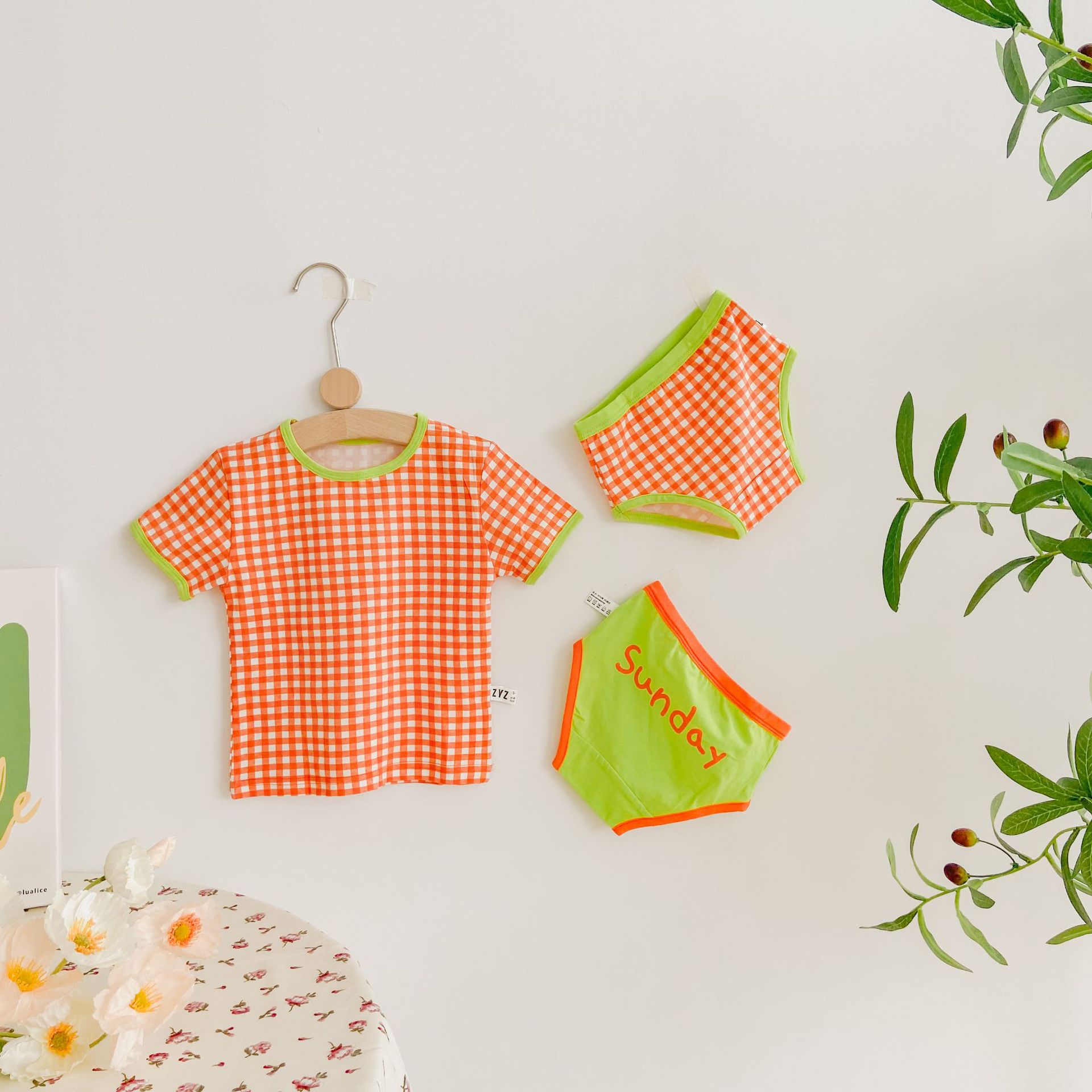 아기 소녀 오렌지 그린