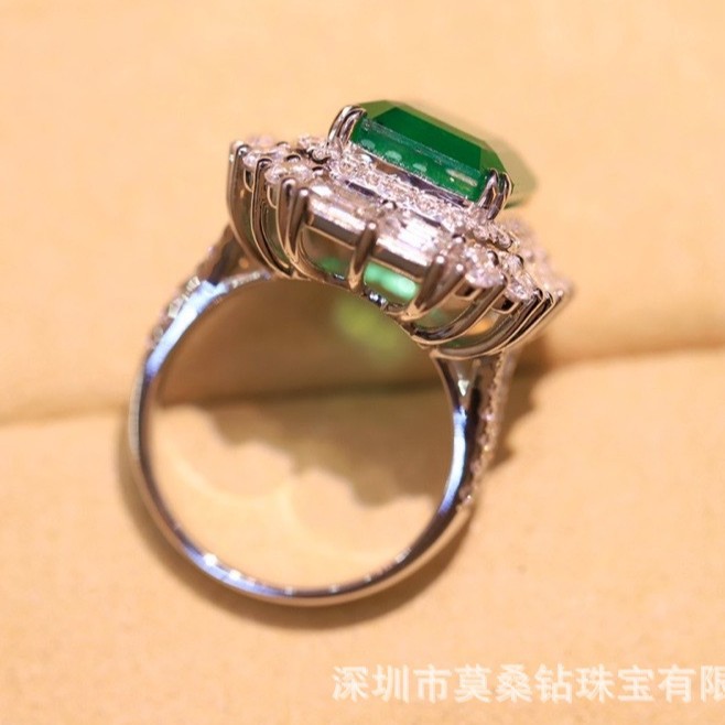 The new 18K gold emerald ring on the heart is so attractive to young…