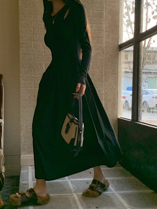 フランス式の黒いニットのワンピース秋冬の女性の高冷のお姉さんの風の小さい大衆の設計は透かし彫りの修身の中で長いスカートを掛けます。|undefined