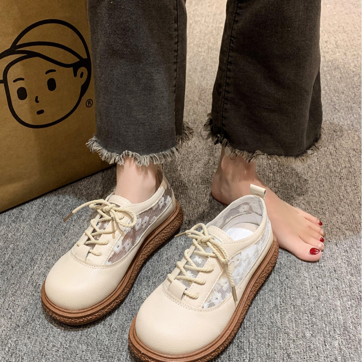 Zapatos de mujer de verano nuevos zapatos de mujer Soren estilo literario sandalias huecas de fondo grueso cabeza redonda encaje zapatos muñeca transpirables