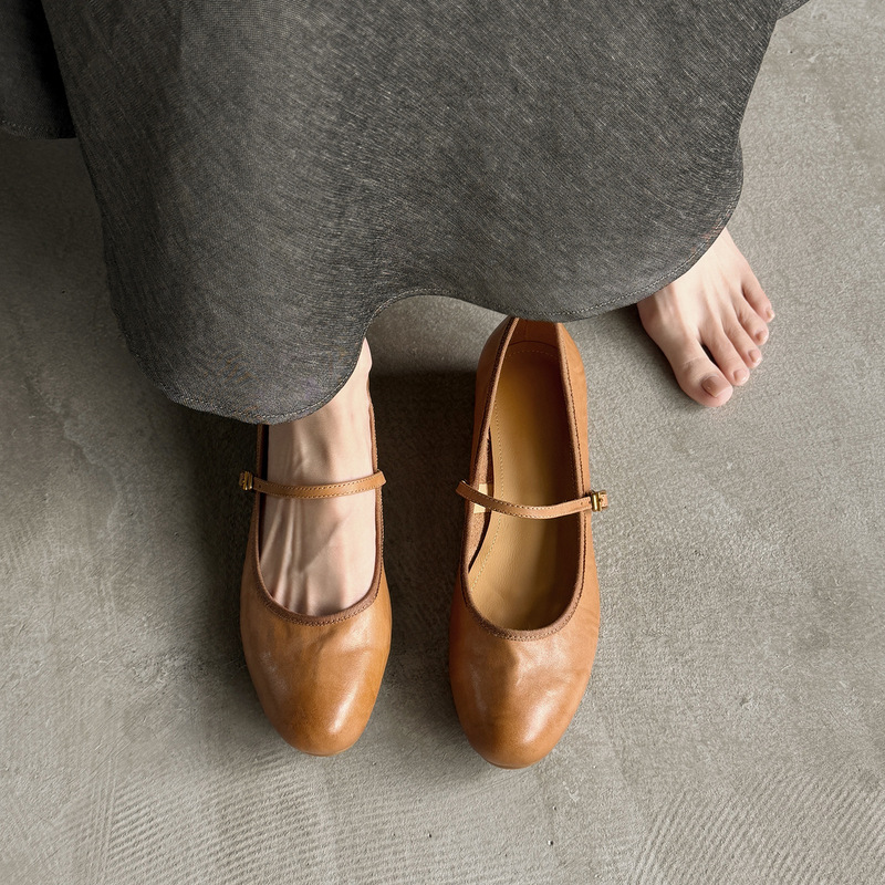 French-style Mary Jane shoes with a single buckle, genuine leather, round toe, shallow cut, wedge heel, internal height increase, versatile and stylish women's shoes for commuting French-style Mary Jane shoes with a single buckle, genuine leather, round toe, shallow cut, wedge heel, internal height increase, versatile and stylish women's shoes for commuting