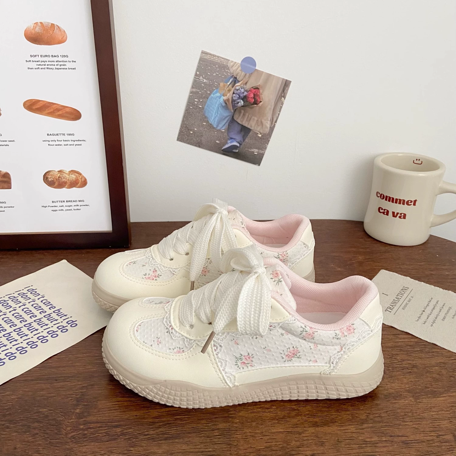 Розовые цветочные кроссовки для женщин, милые и стильные, новинка лета 2025 года, шикарный нишевый дизайн, студенческий корейский стиль, дышащие белые туфли