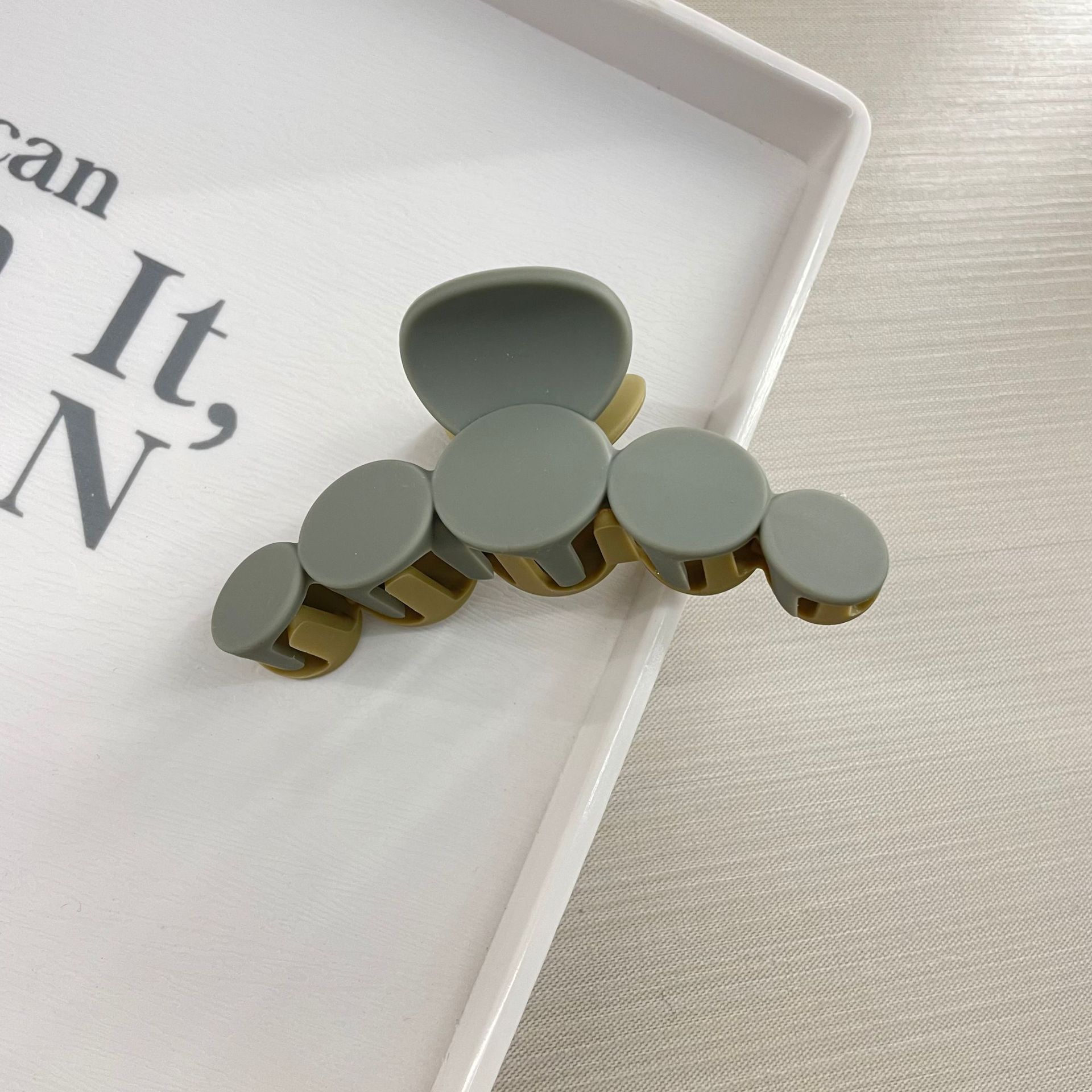 Oufeile superficie de dos colores AB textura esmerilada agarre cuchara trasera femenina alta Cola de Caballo tiburón clip accesorios para el cabello horquilla al por mayor