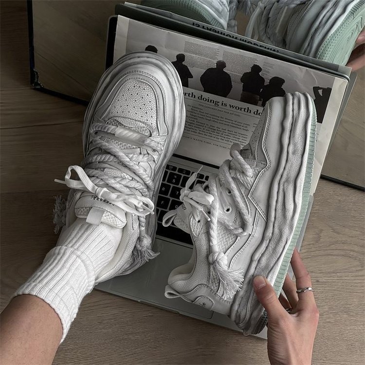 Hecha viejos zapatos sucios para parejas con suela gruesa, zapatos deportivos casuales de diseño universal, zapatos de skate de moda