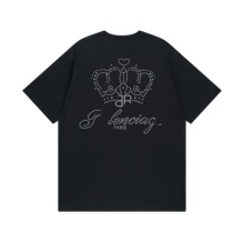 ��Ʒ�|b�Ұ������t���󱳻ʹڽ���LOGO�C荌��ɈA�I������Ůͬ��