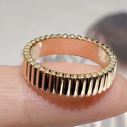 Anelli delicati impilabili bicolore, set di stratificazione in metallo misto di tendenza, fasce sottili minimaliste in oro e argento, simboli di stelle iniziali incisi, impilabili da 3 a 5 pezzi, moda_voghion.com