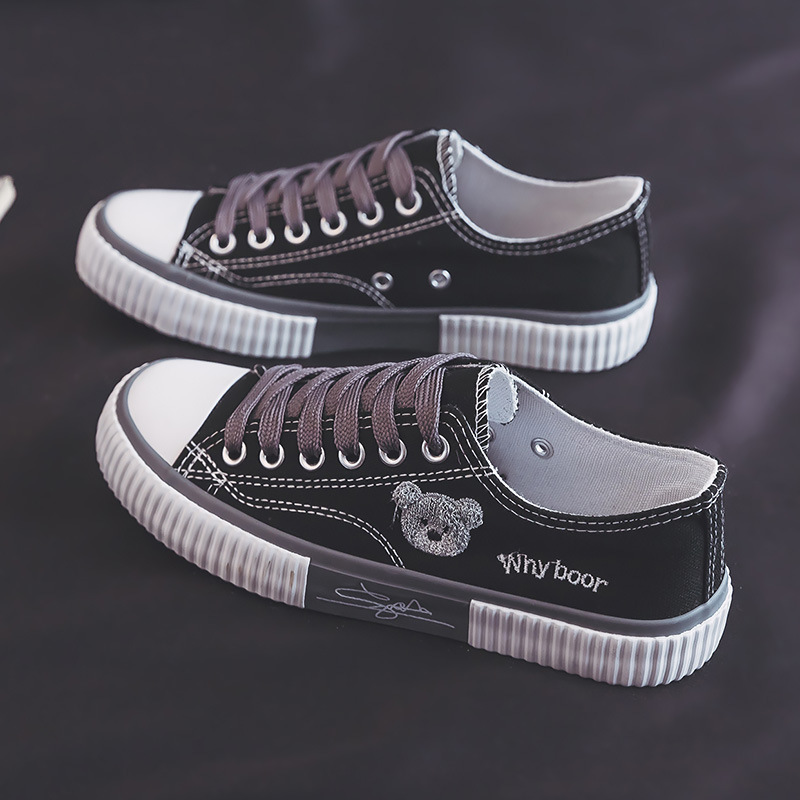 Hombres y mujeres de nicho de diseño oso bordado zapatos de lona de las mujeres 2023 nuevo estilo coreano versátil zapatillas para estudiantes moda femenina