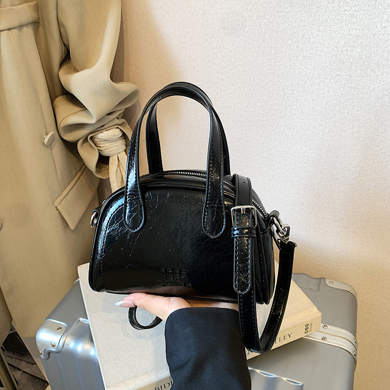 Bolsa de conchas para mujeres 2026 nuevo tipo de bolso de hombro portátil de viaje universal nicho de diseño diario bolso de mano