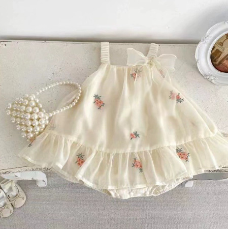 夏の女の赤ちゃんの洋気の王女のガーターはおならを包みます。