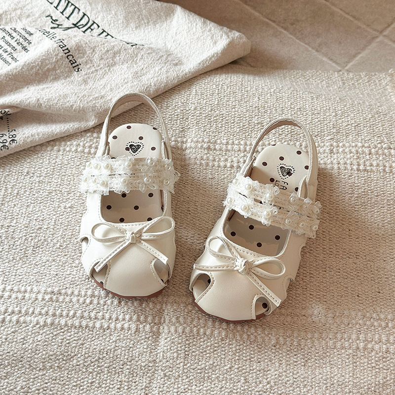 Niñas de moda versátil sandalias de suela suave 2026 verano nuevos zapatos de arco para niños huecos zapatos de princesa transpirables image 3