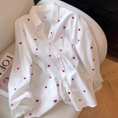 フランスのPOLO襟の長袖のシャツの愛の蝶結びのプリントはゆったりしています。