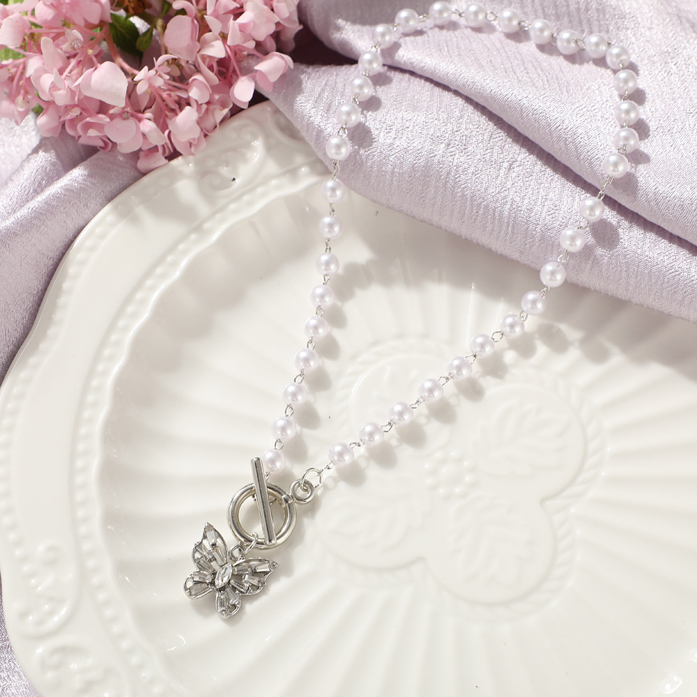 Elegante Gold-überzogene Perle Perlen Schlüsselbein Kette Schmetterling Anhänger Halskette display picture 4