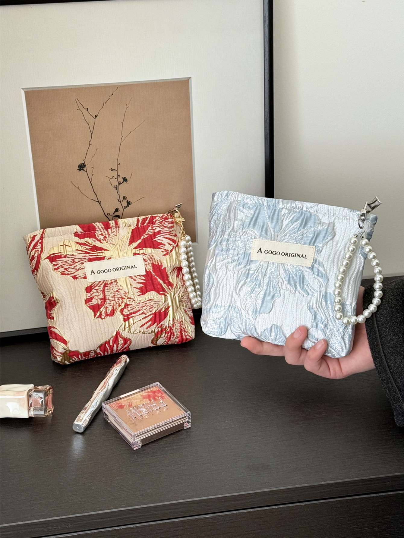 トランペットの高級感のある手は化粧バッグを持っています。布芸の財布を持っています。