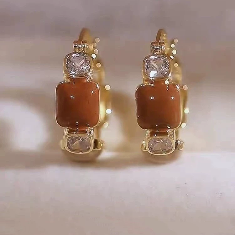 Модные маленькие дизайнерские серьги