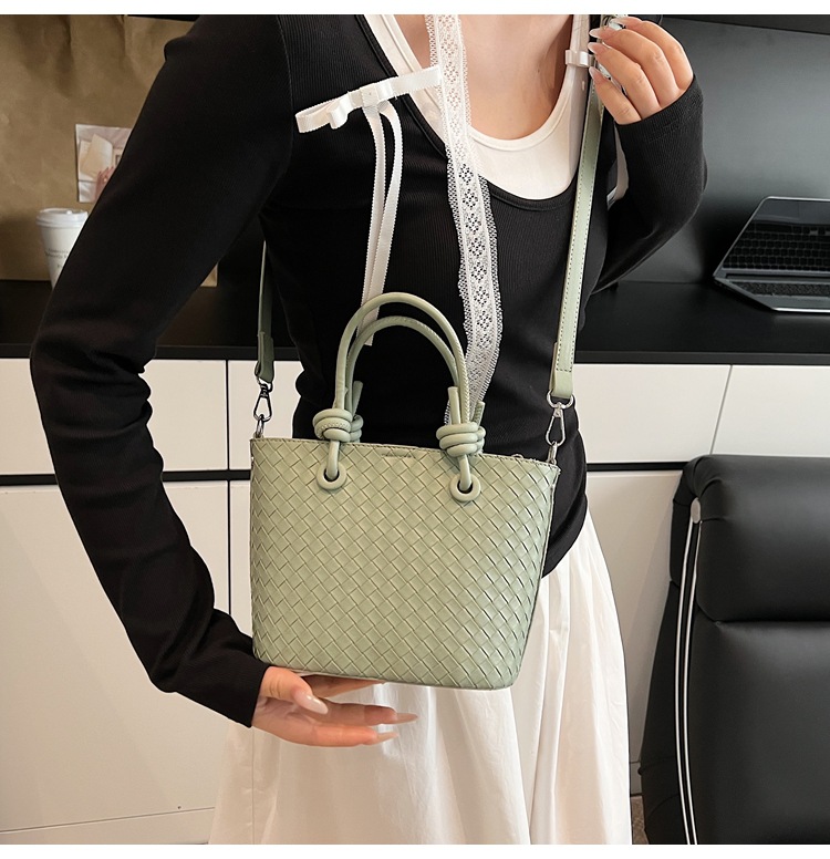 A simple and elegant bucket bag for women, a Korean-style single-shoulder bag for commuting to work in 2025, a new trendy and fashionable crossbody bag undefined