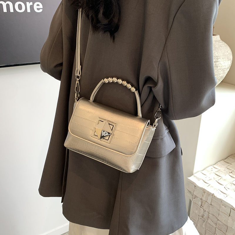 Bolso de mano caliente de verano 2024, nuevo bolso de mujer, bolso pequeño de moda coreano, bolso de mochila casual universal.