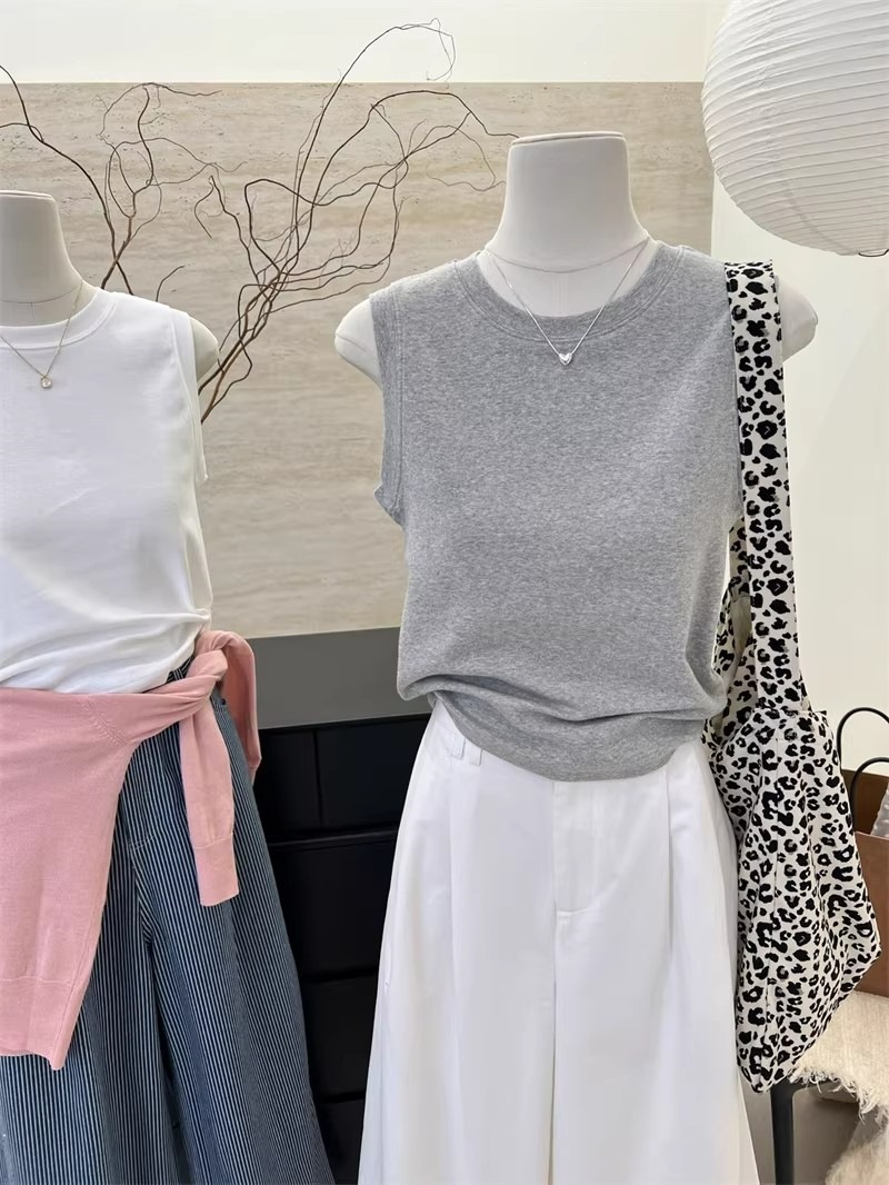 Summer tank top with a round collar
