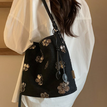 2026年新款时尚托特包黑色牛仔女单肩包闪片花朵复古可调节斜挎包