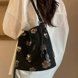 2026年新款时尚托特包黑色牛仔女单肩包闪片花朵复古可调节斜挎包