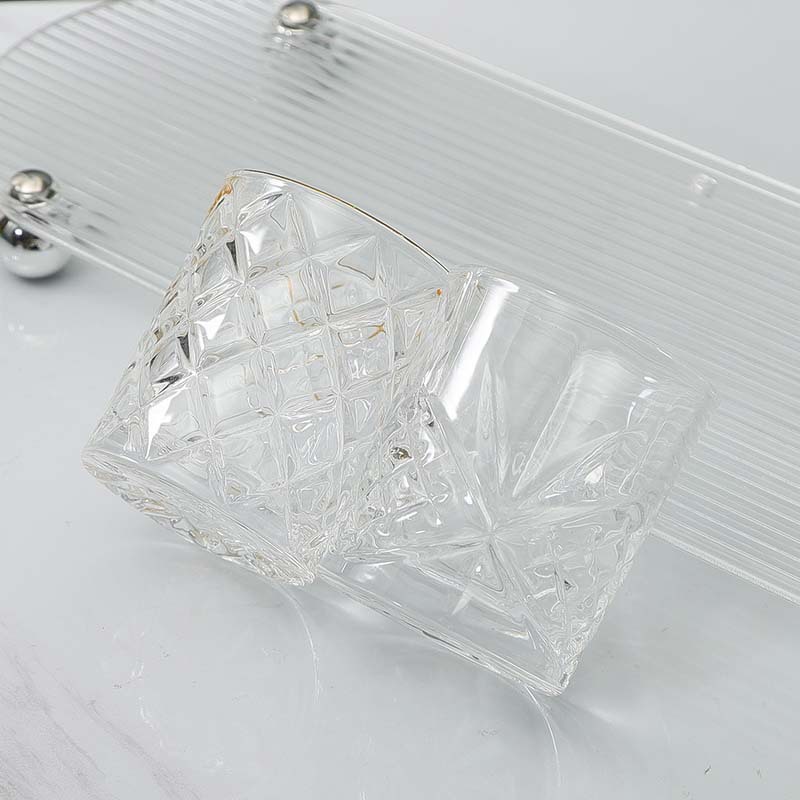 Dos o dos vasos de vino blanco, vasos de vidrio tallados con patrón de diamante, vasos de licores caseros, vasos de vino de estilo nórdico, vasos de vino pequeños