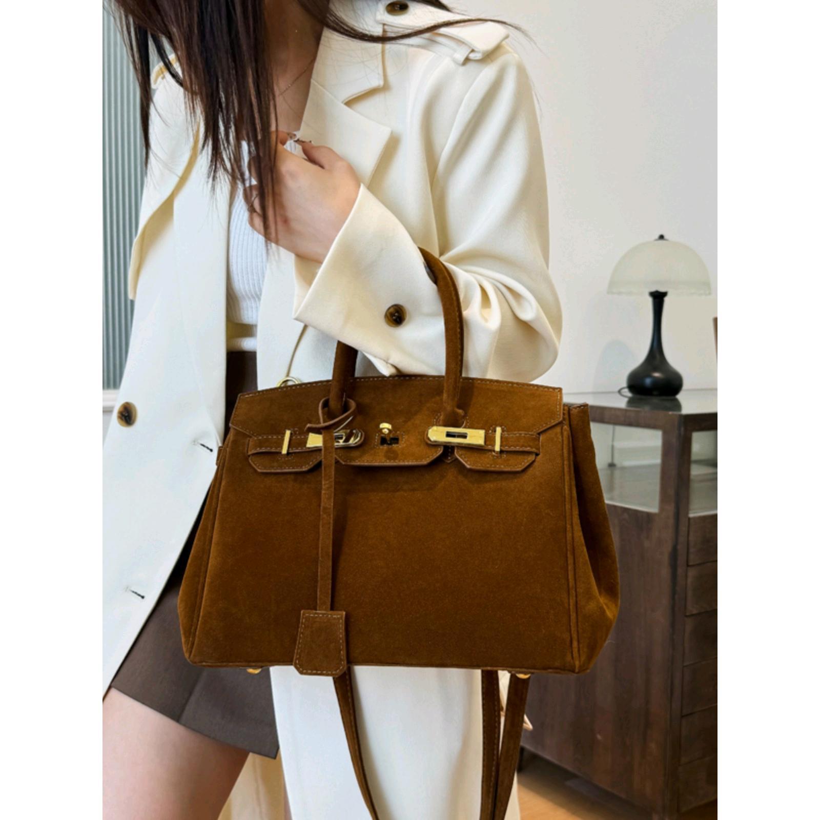 유럽과 미국의 가벼운 럭셔리 레트로 휴대용 플래티넘 가방 여성의 가을과 겨울 새로운 유행 대용량 작업 통근 어깨 크로스 바디 백