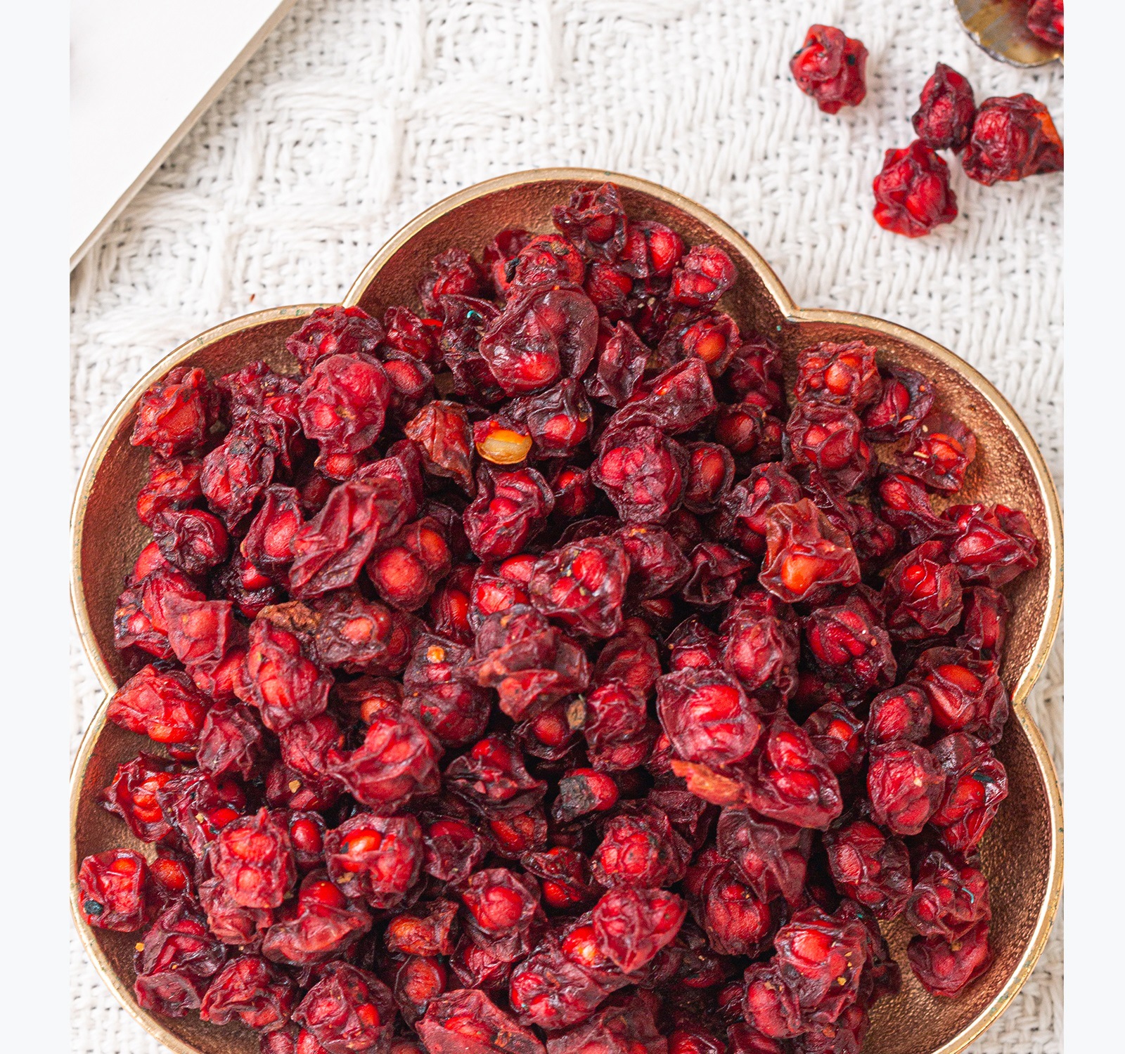 Premium Changbai Mountain Schisandra Berries Wu Wei Zi Dried Whole Fruit 500g key features