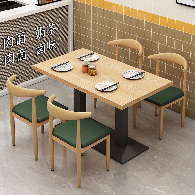 나무 색상의 테이블 1개와 의자 4개 - 짙은 녹색 가죽