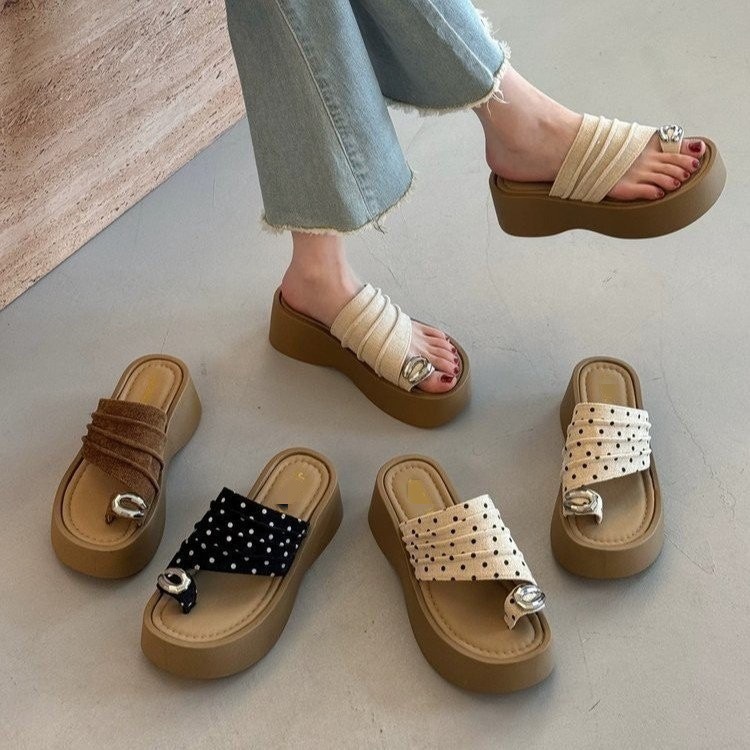 Zapatillas de fondo grueso para mujeres con falda 2026 verano nuevo pliegue con dedos de mano zapatillas de playa suaves image 2