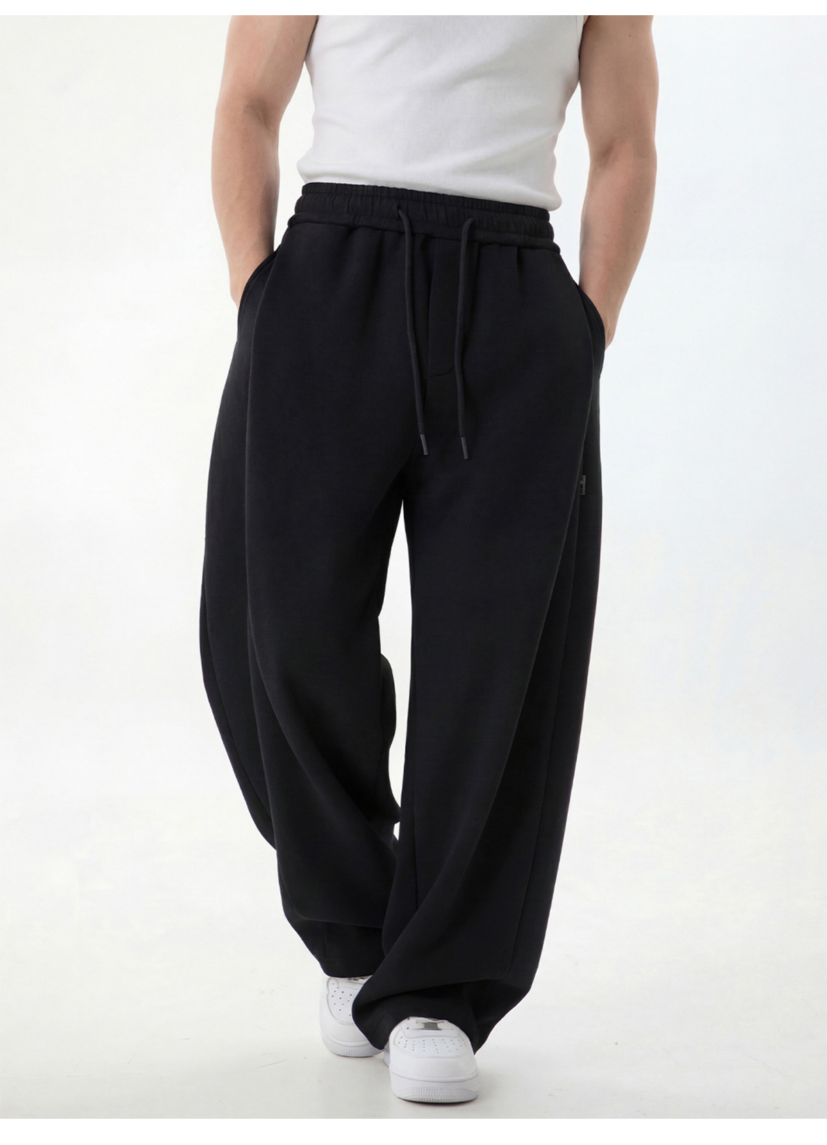 Pantalon de jogging pour homme à empiècements texturés, coutures asymétriques modernes, entrejambe basse, coupe décontractée, tombé impeccable._voghion.com