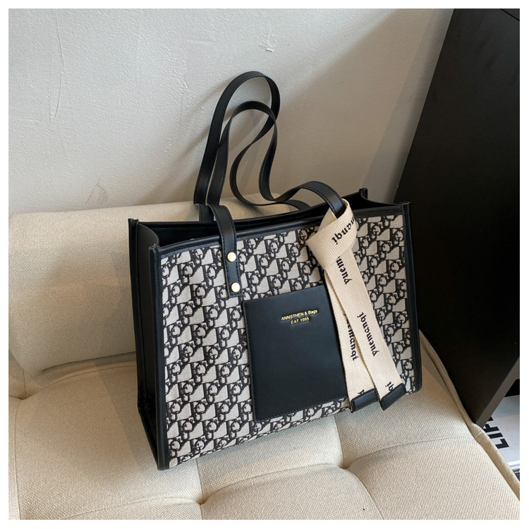 2023 New Hot Selling Large Capacity Bag Women's Versatile Commuting Shoulder Bag Fashionable and High Quality Retro Handheld Tote Bag_voghion.com