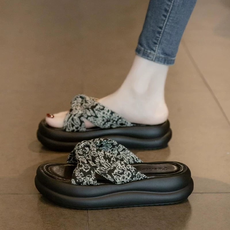 Bottom grueso	Zapatillas de verano para mujeres 2026 nuevo arco suave para aumentar la altura de una palabra zapatillas frías zapatillas frías